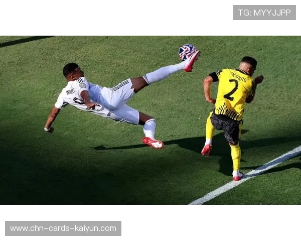 内马尔花式脚法过人再现，助攻梅西轻松推射：极致配合下的球场新体验