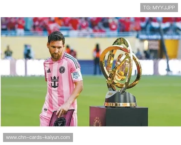 梅西点球绝杀瞬间，迈阿密国际捧杯画面定格为经典