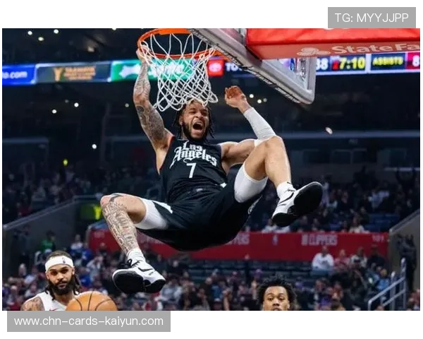 科菲侧翼突破连续造成错位